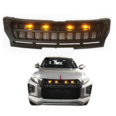 O veículo Front Grill 4x4 de Mitsubishi Triton L200 pegara com luz